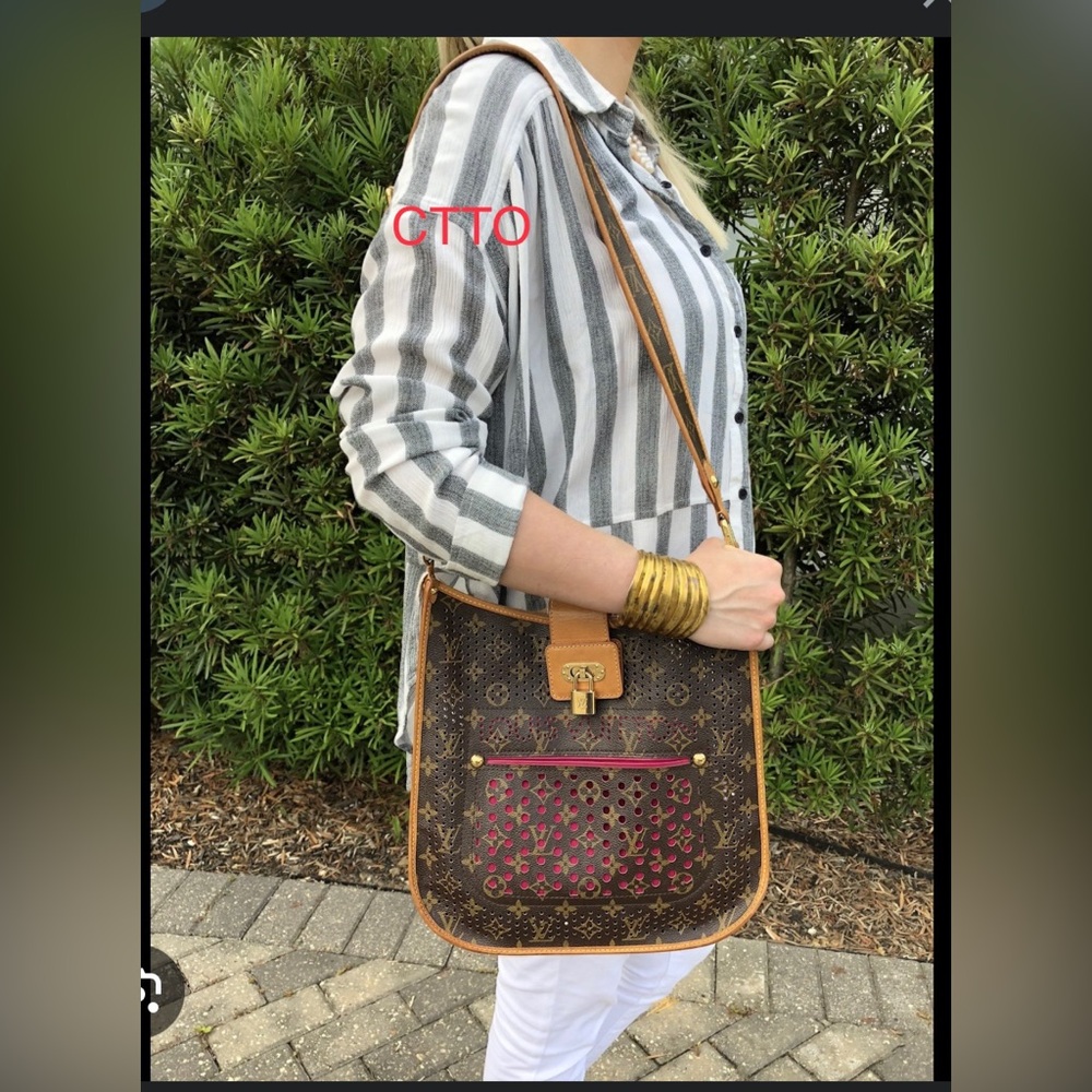 Louis Vuitton Limited Edition Perforated Musette Bag (Monogram & Fuchsia ) - Picture 4 of 16